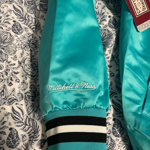 Sam Antonio Spurs Mitchell & Ness Satin Jacket - Picture 2 of 16